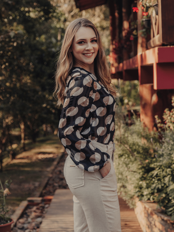 Camisa confeccionada em Chiffon, tecido delicado com fios de lurex e leve transparência.