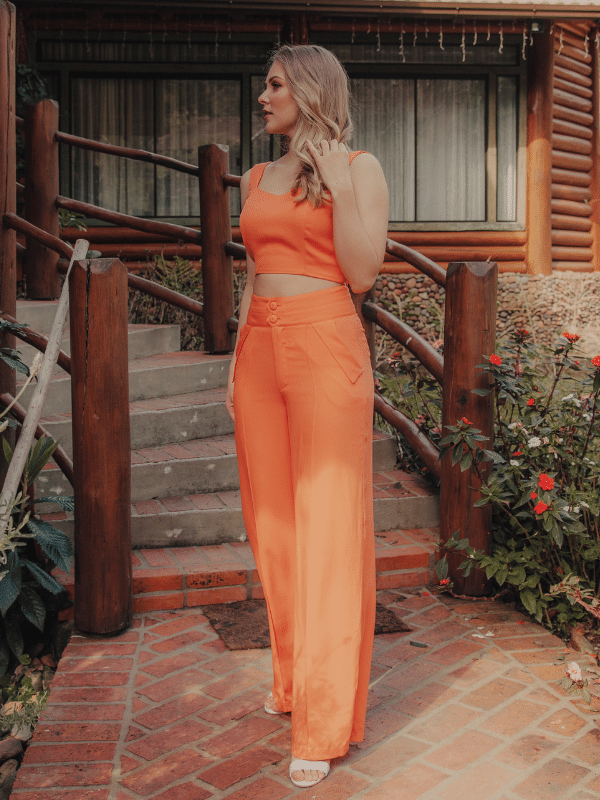 Calça Pantalona em Viscose. Calça ampla a partir do joelho com corte reto e cintura alta.