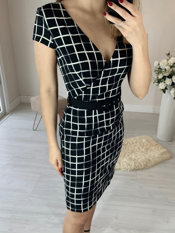 Vestido simples 2025 com decote