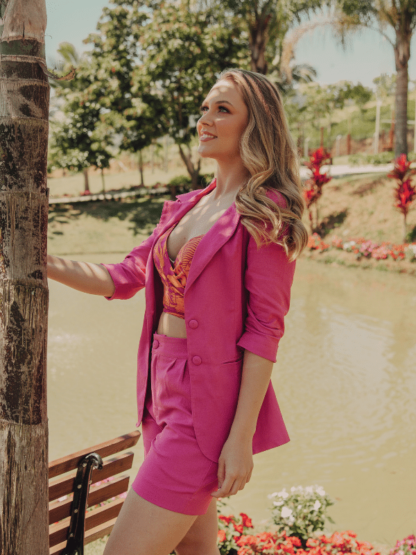 Blazer Alfaiataria Linho Manga 3/4. O look perfeito é com nossa Bermuda Alfaiataria Linho Meia Coxa. Confira! 