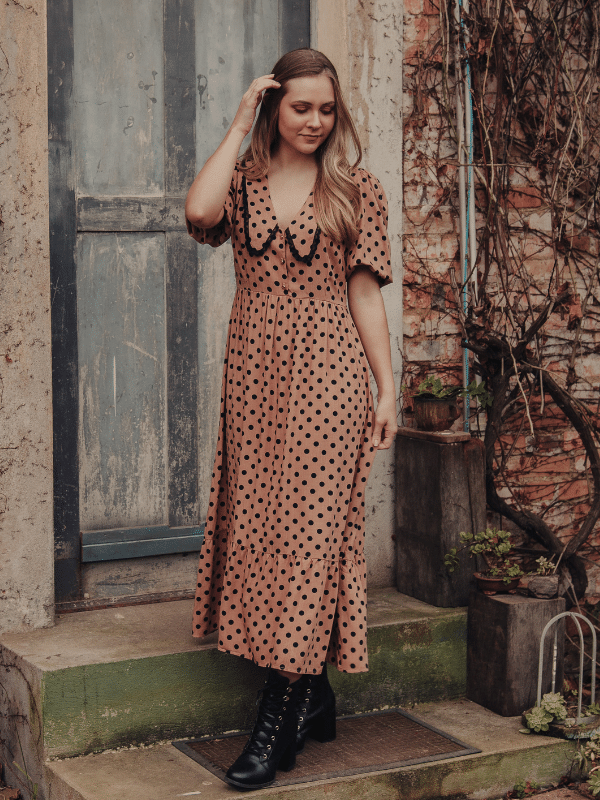 Vestido confeccionado em Viscose com Gola Vandyke com acabamento em renda, modelagem acinturada e saia fluida.