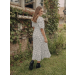 Vestido confeccionado em Viscose com Gola Vandyke com acabamento em renda, modelagem acinturada e saia fluida.