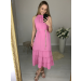 Vestido confeccionado em um tecido leve, fluido e que não amassa. Possui decote de amarração com detalhe franzido e dois cordões. Acompanha um cinto trançado das mesmas cores da peça. Sua saia tem comprimento midi e três babados. 