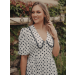 Vestido confeccionado em Viscose com Gola Vandyke com acabamento em renda, modelagem acinturada e saia fluida.
