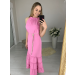 Vestido confeccionado em um tecido leve, fluido e que não amassa. Possui decote de amarração com detalhe franzido e dois cordões. Acompanha um cinto trançado das mesmas cores da peça. Sua saia tem comprimento midi e três babados. 