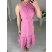 Vestido confeccionado em um tecido leve, fluido e que não amassa. Possui decote de amarração com detalhe franzido e dois cordões. Acompanha um cinto trançado das mesmas cores da peça. Sua saia tem comprimento midi e três babados. 