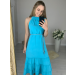 Vestido confeccionado em um tecido leve, fluido e que não amassa. Possui decote de amarração com detalhe franzido e dois cordões. Acompanha um cinto trançado das mesmas cores da peça. Sua saia tem comprimento midi e três babados. 