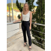 Calça Cigarrete confeccionada em Neocrepe com Elastano. Calça com modelagem justa e cintura alta. Possui bolsos faca. 
