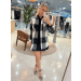 Camisa em modelagem oversized, com bolsos frontais, gola, punhos e fendas arredondadas laterais. Seu tecido é encorpado, semelhante a lã batida.