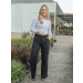 Calça Pantalona em Linho Misto Com Elastano. Calça ampla com corte reto e cintura alta. Possui nervura no comprimento, botão forrado e detalhe de passantes duplos no cós, dois bolsos frontais funcionais e dois bolsos embutidos traseiros. 