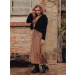 Vestido confeccionado em Viscose com Gola Vandyke com acabamento em renda, modelagem acinturada e saia fluida.