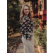 Camisa confeccionada em Chiffon, tecido delicado com fios de lurex e leve transparência.