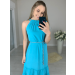 Vestido confeccionado em um tecido leve, fluido e que não amassa. Possui decote de amarração com detalhe franzido e dois cordões. Acompanha um cinto trançado das mesmas cores da peça. Sua saia tem comprimento midi e três babados. 