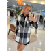 Camisa em modelagem oversized, com bolsos frontais, gola, punhos e fendas arredondadas laterais. Seu tecido é encorpado, semelhante a lã batida.