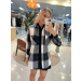 Camisa em modelagem oversized, com bolsos frontais, gola, punhos e fendas arredondadas laterais. Seu tecido é encorpado, semelhante a lã batida.