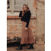 Vestido confeccionado em Viscose com Gola Vandyke com acabamento em renda, modelagem acinturada e saia fluida.