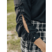 Camisa com detalhe repuxado nas mangas. 