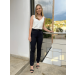 Calça Cigarrete confeccionada em Neocrepe com Elastano. Calça com modelagem justa e cintura alta. Possui bolsos faca. 