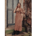 Vestido confeccionado em Viscose com Gola Vandyke com acabamento em renda, modelagem acinturada e saia fluida.