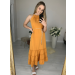 Vestido confeccionado em um tecido leve, fluido e que não amassa. Possui decote de amarração com detalhe franzido e dois cordões. Acompanha um cinto trançado das mesmas cores da peça. Sua saia tem comprimento midi e três babados. 