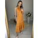 Vestido confeccionado em um tecido leve, fluido e que não amassa. Possui decote de amarração com detalhe franzido e dois cordões. Acompanha um cinto trançado das mesmas cores da peça. Sua saia tem comprimento midi e três babados. 