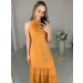 Vestido confeccionado em um tecido leve, fluido e que não amassa. Possui decote de amarração com detalhe franzido e dois cordões. Acompanha um cinto trançado das mesmas cores da peça. Sua saia tem comprimento midi e três babados. 