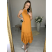 Vestido confeccionado em um tecido leve, fluido e que não amassa. Possui decote de amarração com detalhe franzido e dois cordões. Acompanha um cinto trançado das mesmas cores da peça. Sua saia tem comprimento midi e três babados. 