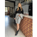 Saia em Tweed Com Elastano. Seu modelo possui detalhe de botões frontais e cós com elástico nas costas. No fim dos botões possui uma mini fenda. 