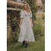 Vestido confeccionado em Viscose com Gola Vandyke com acabamento em renda, modelagem acinturada e saia fluida.