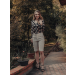 Camisa confeccionada em Chiffon, tecido delicado com fios de lurex e leve transparência.